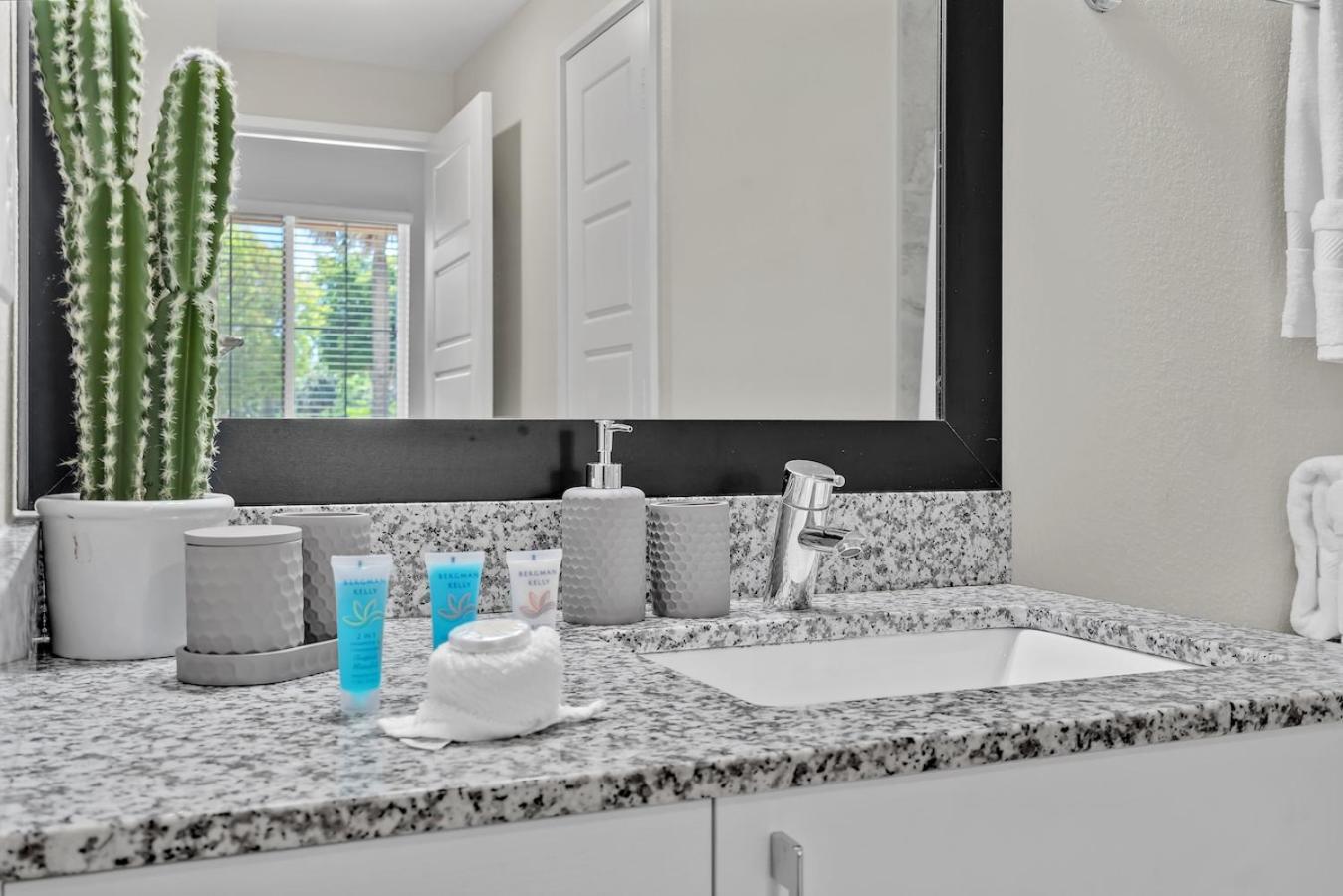 Cozy Retreat 2 Bedroom Hideaway Moments From The Sand Boynton Beach Exterior photo